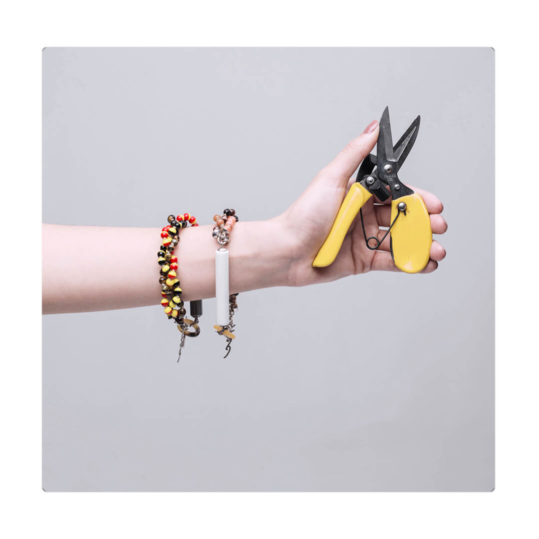 Pulsera artesanía high tech liviana, cómoda, versátil y atemporal. Diseño conceptual latinoamericano. Escala ultra.