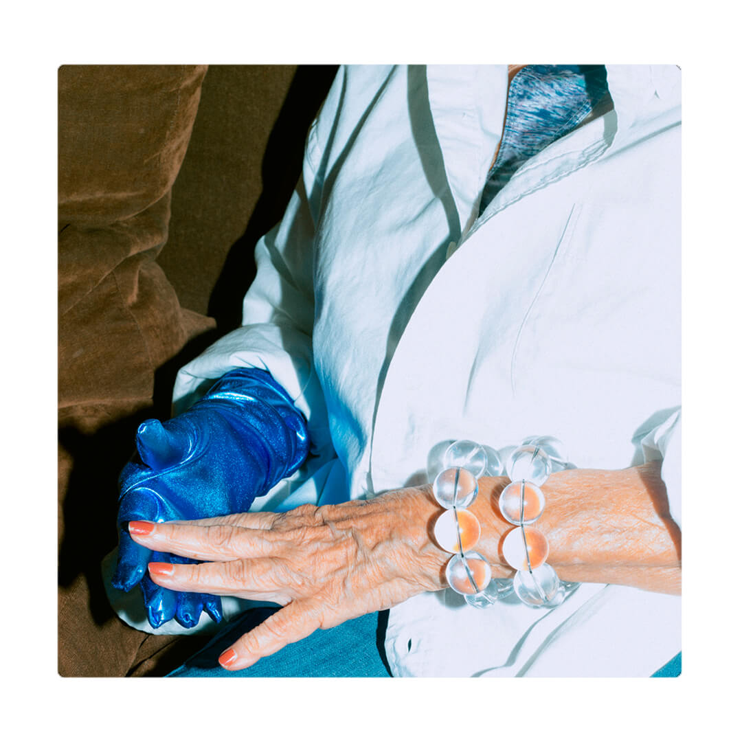 Pulsera transparente, elástica, liviana, cómoda, versátil y atemporal. Diseño conceptual latinoamericano. Escala ultra.