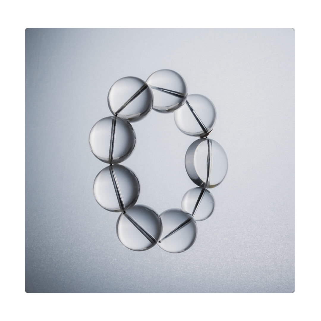 Pulsera transparente, elástica, liviana, cómoda, versátil y atemporal. Diseño conceptual latinoamericano. Escala ultra.