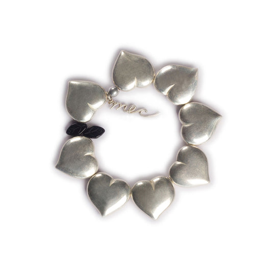 Pulsera elástica, dinámica, liviana, cómoda, versátil y atemporal. Diseño conceptual latinoamericano. Corazones escala ultra.