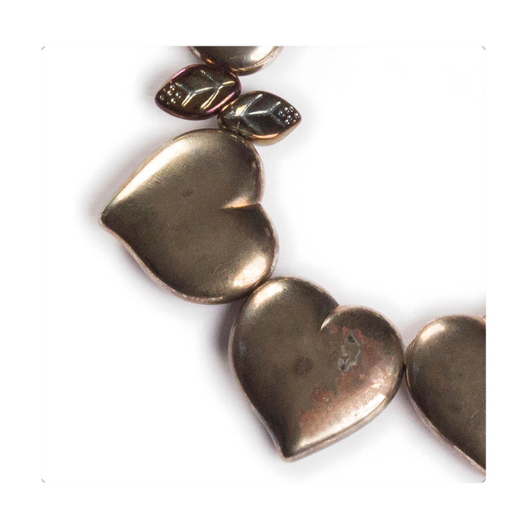 Pulsera elástica, dinámica, liviana, cómoda, versátil y atemporal. Diseño conceptual latinoamericano. Corazones escala ultra.