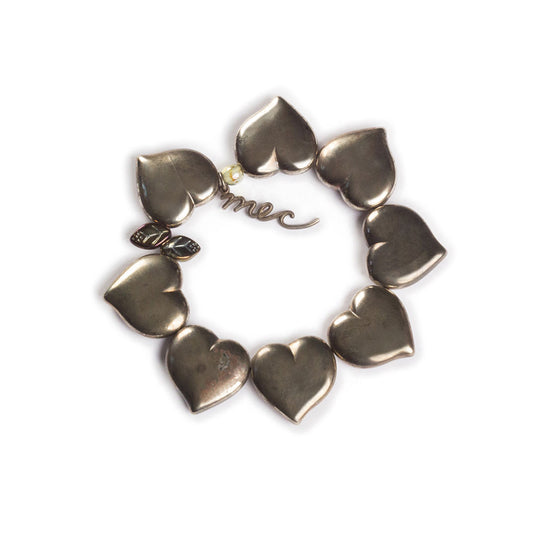 Pulsera elástica, dinámica, liviana, cómoda, versátil y atemporal. Diseño conceptual latinoamericano. Corazones escala ultra.