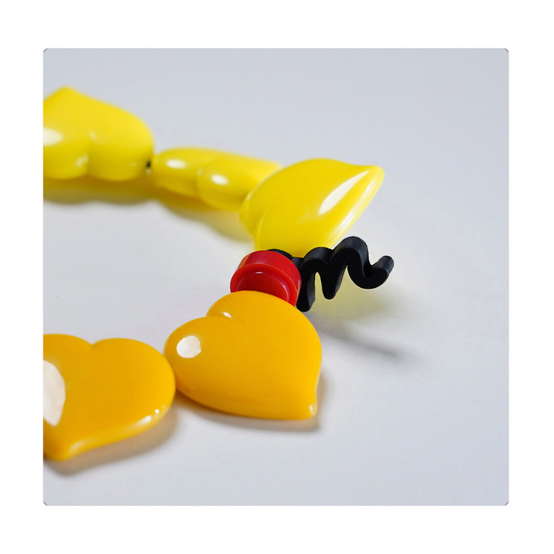 Pulsera multicolor elástica, dinámica, liviana, cómoda, versátil y atemporal. Diseño conceptual latinoamericano. Corazones escala ultra.