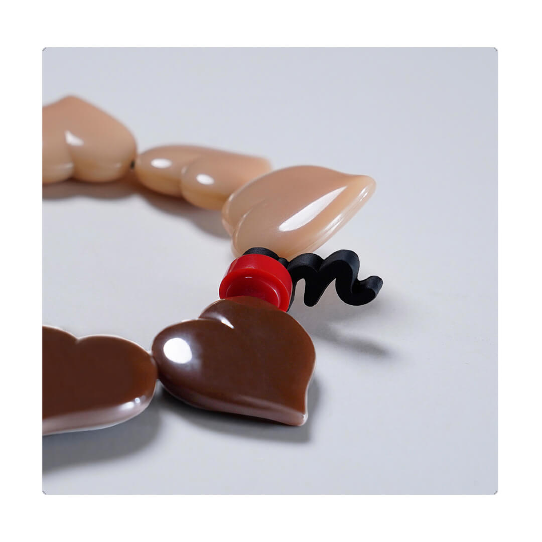 Pulsera multicolor elástica, dinámica, liviana, cómoda, versátil y atemporal. Diseño conceptual latinoamericano. Corazones escala ultra.