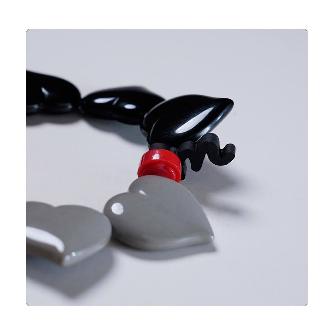 Pulsera multicolor elástica, dinámica, liviana, cómoda, versátil y atemporal. Diseño conceptual latinoamericano. Corazones escala ultra.