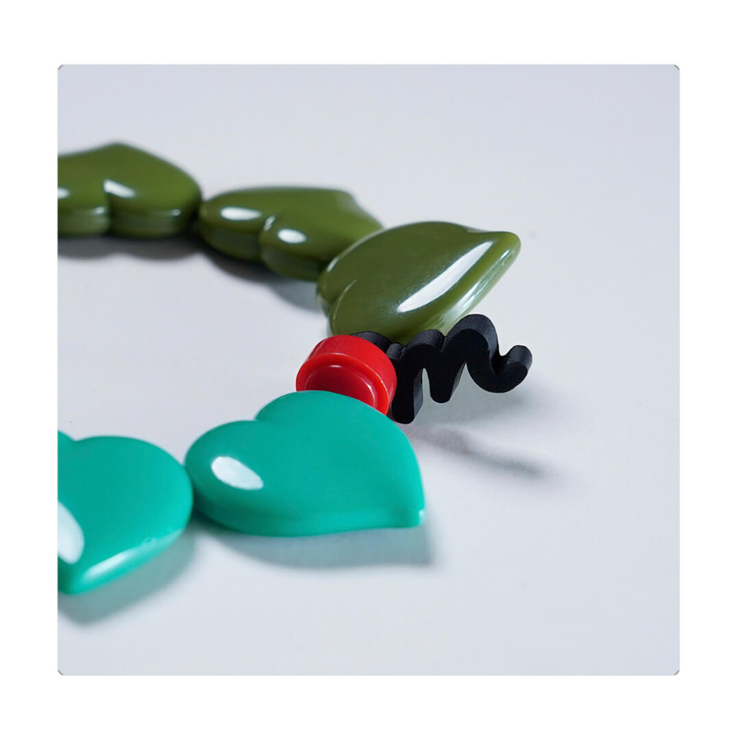 Pulsera multicolor elástica, liviana, cómoda, versátil y atemporal. Diseño conceptual latinoamericano. Escala ultra.