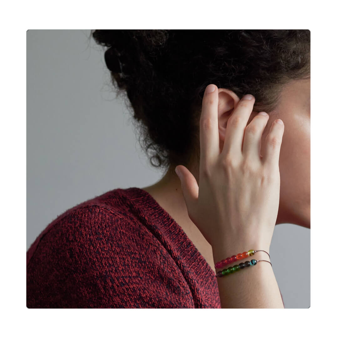 Pulsera multicolor elástica, liviana, cómoda, versátil y atemporal. Diseño conceptual latinoamericano. Escala micro.