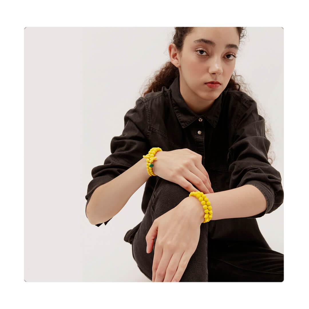 Pulsera flexible de cuentas variadas, con hilo memory. Diseño conceptual latinoamericano. Objetos de Edición Limitada. Escala micro.