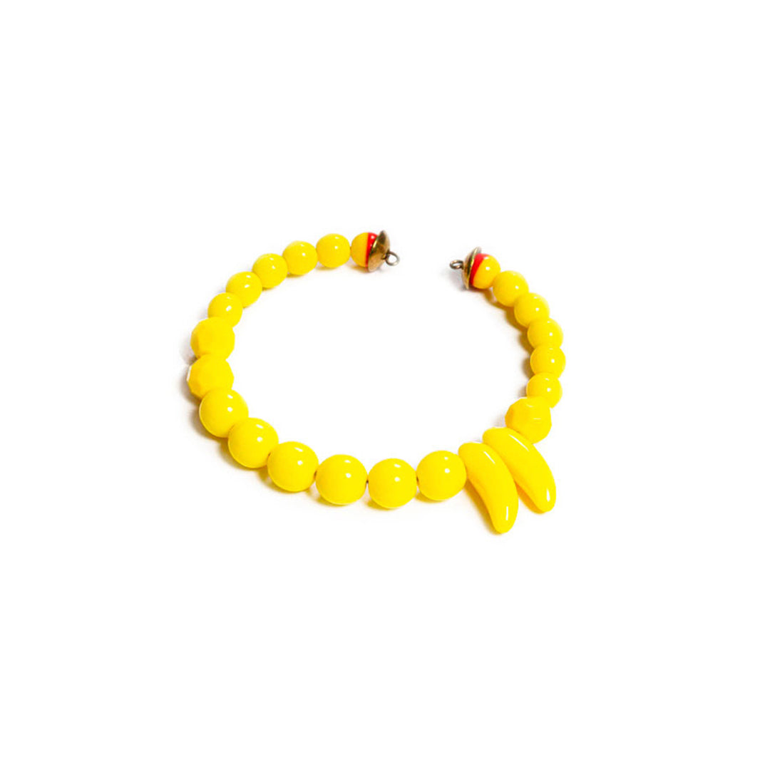 Pulsera flexible de cuentas variadas, con hilo memory. Diseño conceptual latinoamericano. Objetos de Edición Limitada. Escala micro.