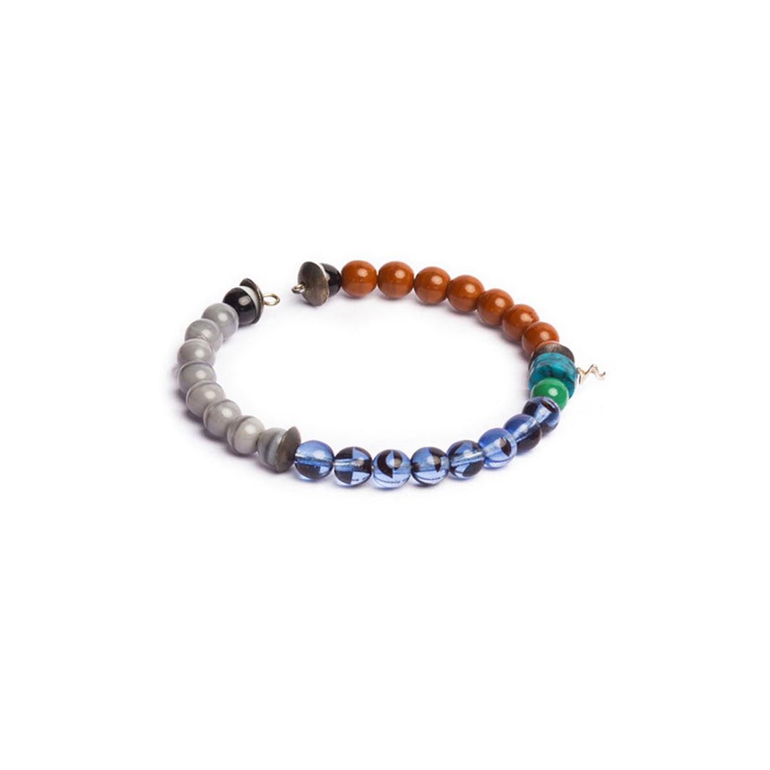 Pulsera flexible de cuentas variadas, con hilo memory. Diseño conceptual latinoamericano. Objetos de Edición Limitada. Escala micro.