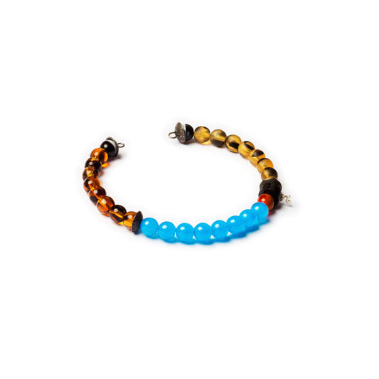 Pulsera flexible de cuentas variadas, con hilo memory. Diseño conceptual latinoamericano. Objetos de Edición Limitada. Escala micro.