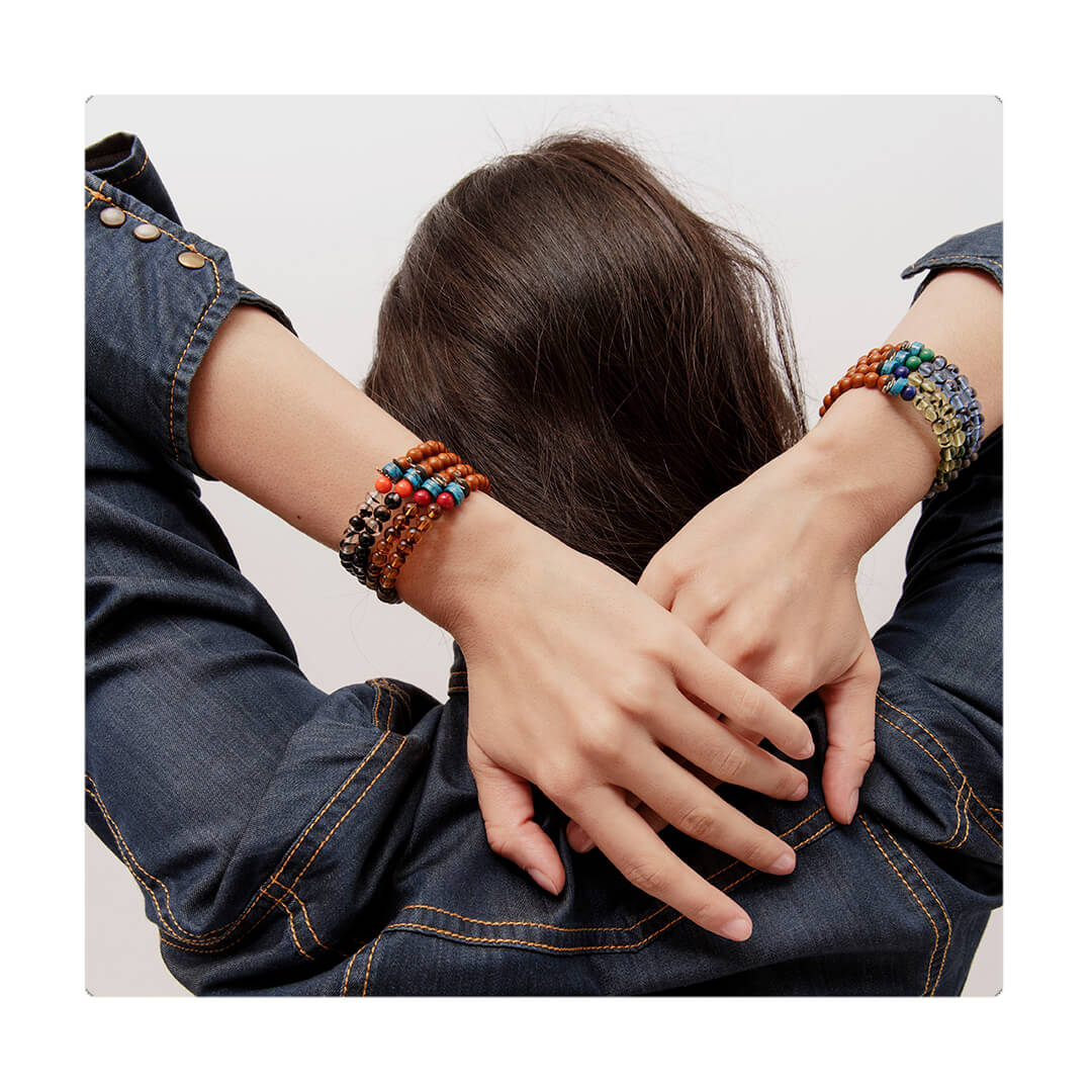 Pulsera flexible de cuentas variadas, con hilo memory. Diseño conceptual latinoamericano. Objetos de Edición Limitada. Escala micro.