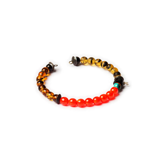 Pulsera flexible de cuentas variadas, con hilo memory. Diseño conceptual latinoamericano. Objetos de Edición Limitada. Escala micro.