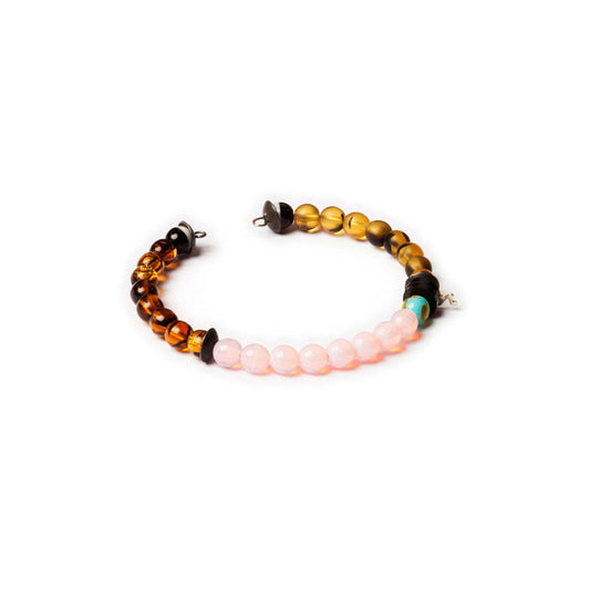 Pulsera flexible de cuentas variadas, con hilo memory. Diseño conceptual latinoamericano. Objetos de Edición Limitada. Escala micro.