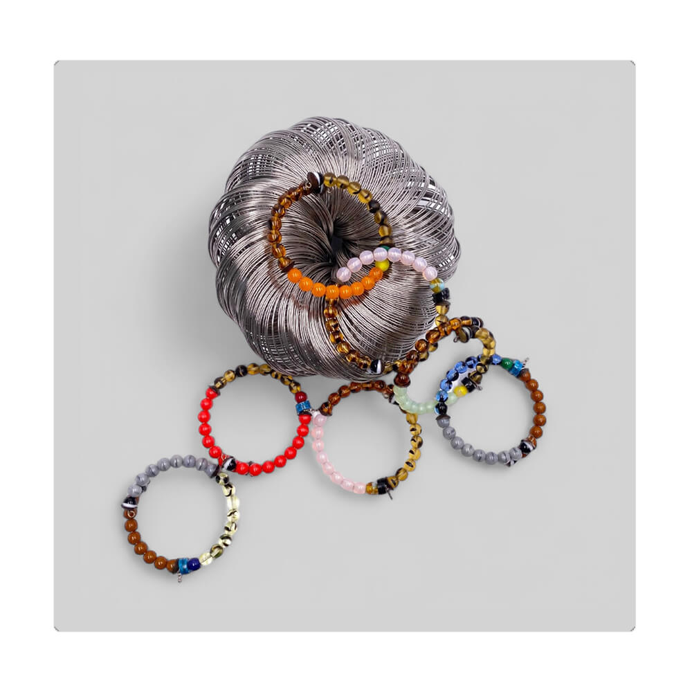 Pulsera flexible de cuentas variadas, con hilo memory. Diseño conceptual latinoamericano. Objetos de Edición Limitada. Escala micro.