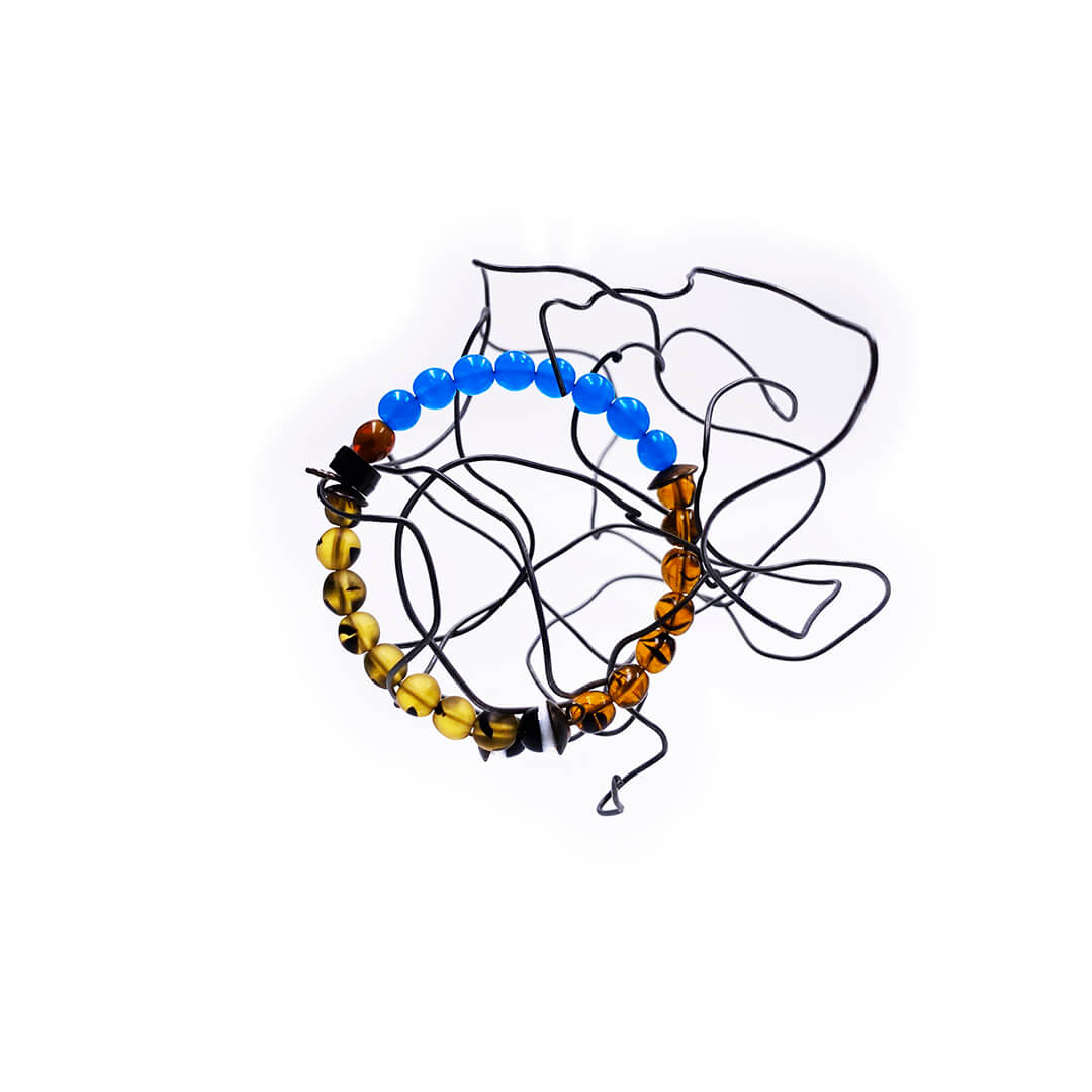 Pulsera flexible de cuentas variadas, con hilo memory. Diseño conceptual latinoamericano. Objetos de Edición Limitada. Escala micro.