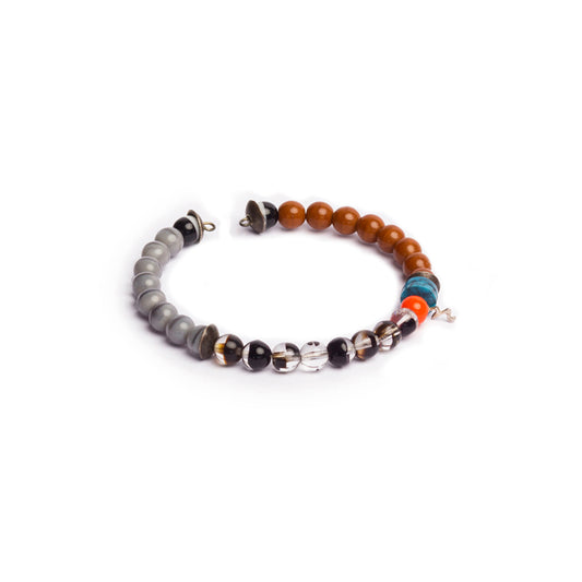 Pulsera flexible de cuentas variadas, con hilo memory. Diseño conceptual latinoamericano. Objetos de Edición Limitada. Escala micro.