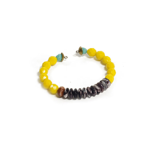 Pulsera flexible de cuentas variadas, con hilo memory. Diseño conceptual latinoamericano. Objetos de Edición Limitada. Escala micro.