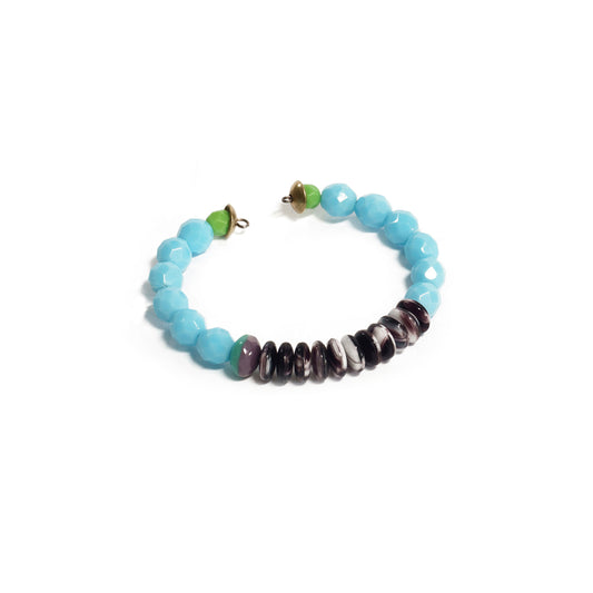 Pulsera flexible de cuentas variadas, con hilo memory. Diseño conceptual latinoamericano. Objetos de Edición Limitada. Escala micro.