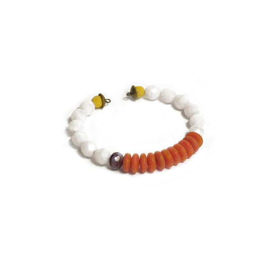 Pulsera flexible de cuentas variadas, con hilo memory. Diseño conceptual latinoamericano. Objetos de Edición Limitada. Escala micro.