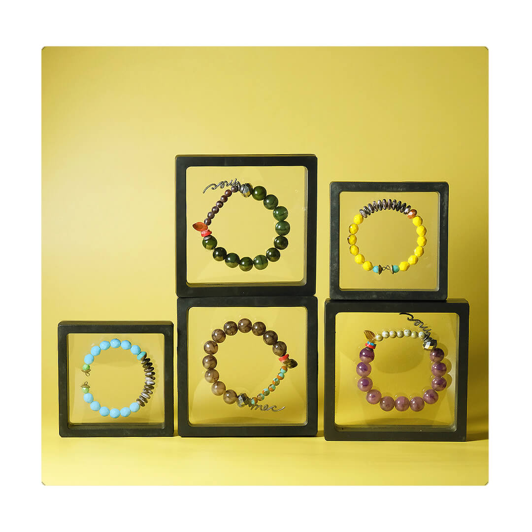 Pulsera flexible de cuentas variadas, con hilo memory. Diseño conceptual latinoamericano. Objetos de Edición Limitada. Escala micro.