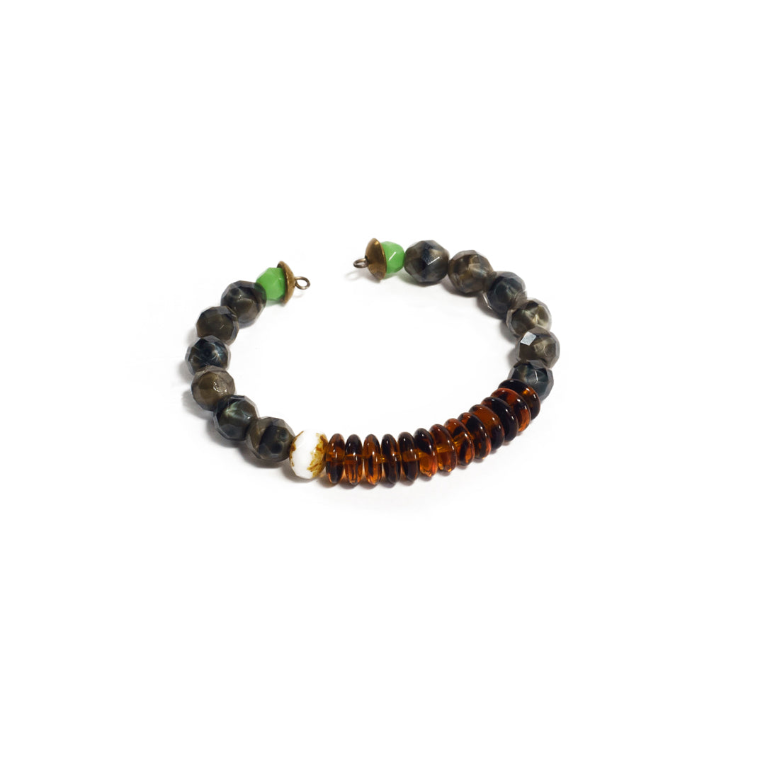 Pulsera flexible de cuentas variadas, con hilo memory. Diseño conceptual latinoamericano. Objetos de Edición Limitada. Escala micro.