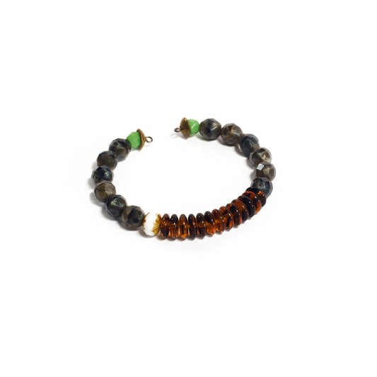 Pulsera flexible de cuentas variadas, con hilo memory. Diseño conceptual latinoamericano. Objetos de Edición Limitada. Escala micro.
