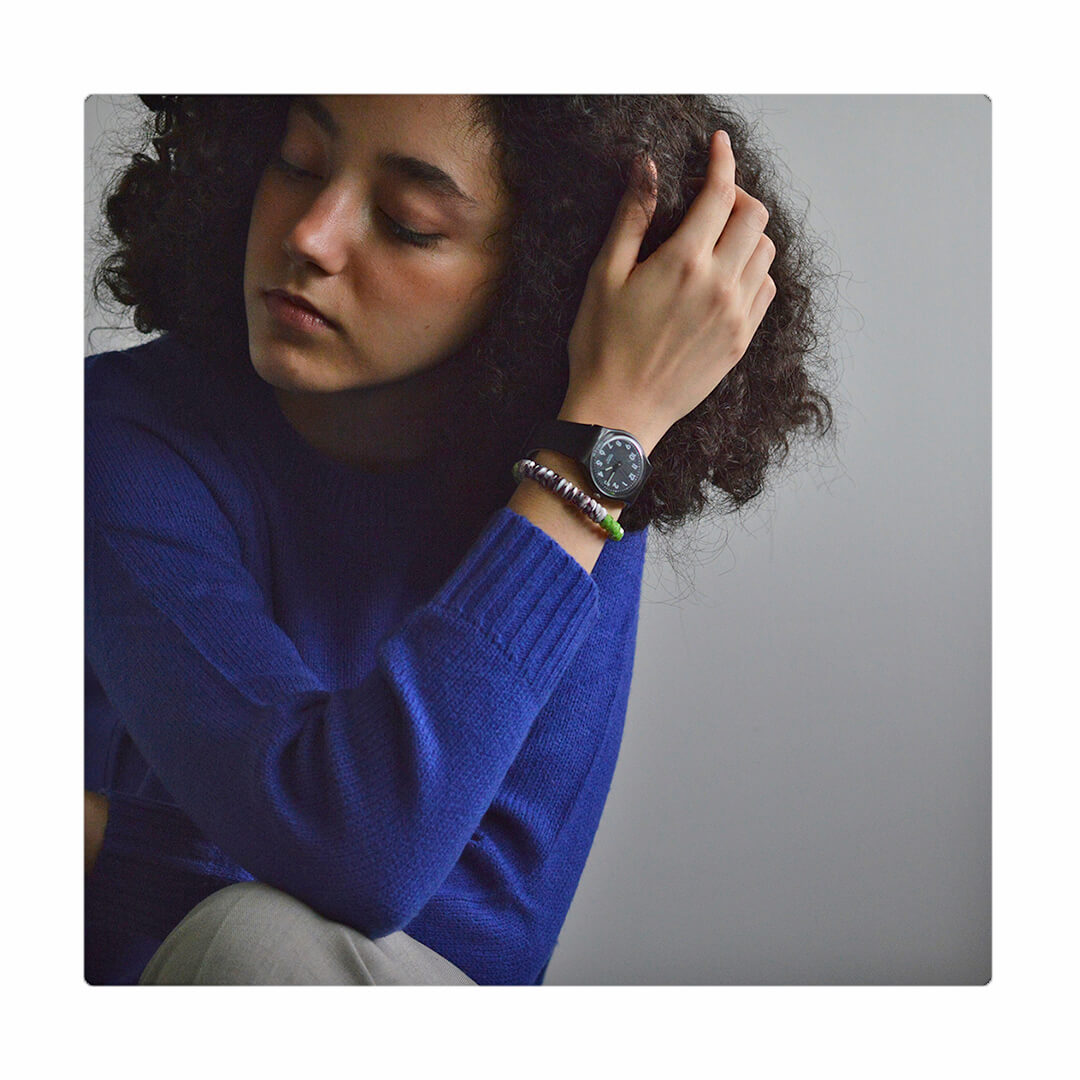 Pulsera flexible de cuentas variadas, con hilo memory. Diseño conceptual latinoamericano. Objetos de Edición Limitada. Escala micro.