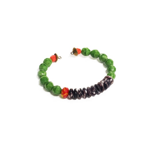Pulsera flexible de cuentas variadas, con hilo memory. Diseño conceptual latinoamericano. Objetos de Edición Limitada. Escala micro.