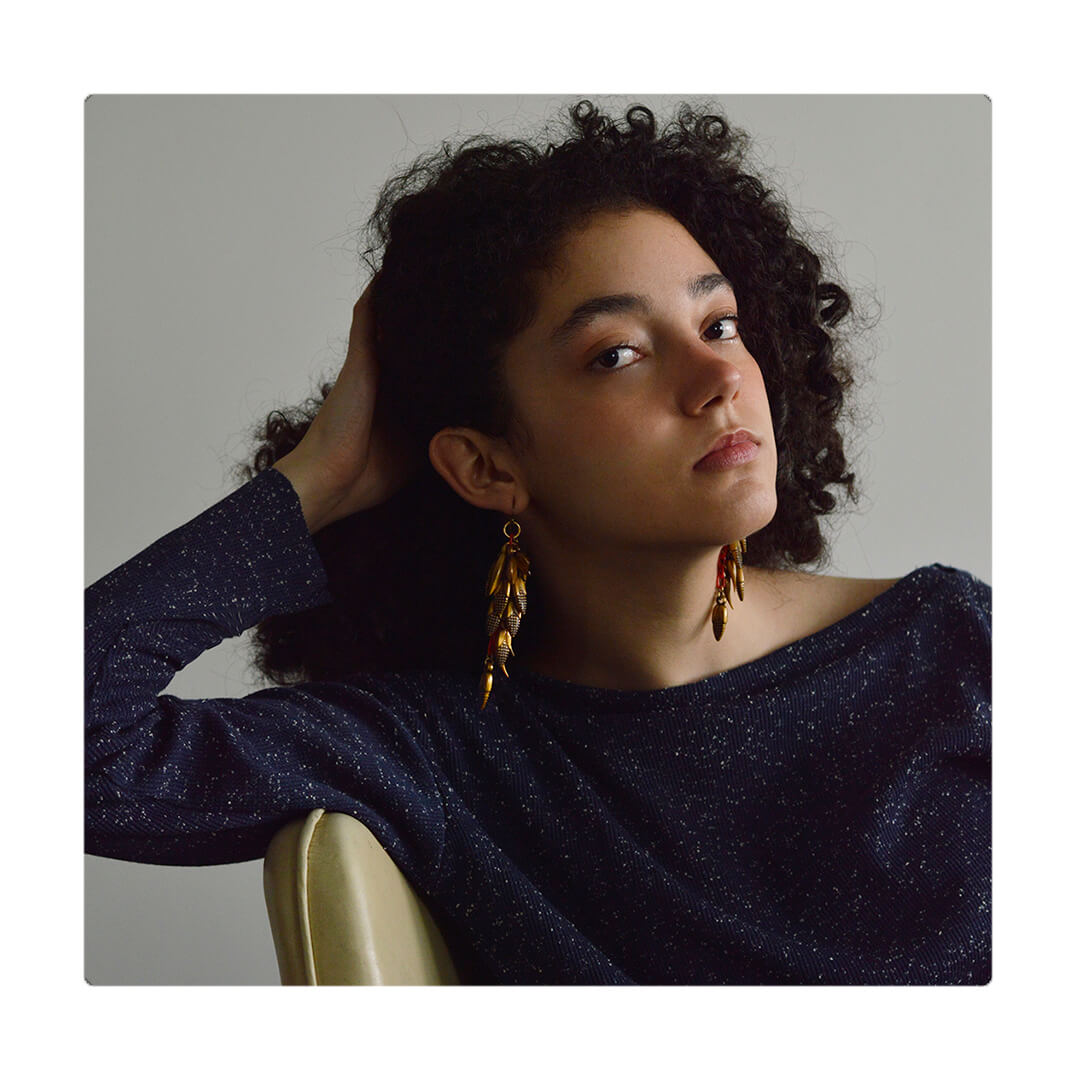 Zarcillos colgantes, cómodos, livianos y versátiles. Diseño conceptual latinoamericano para mujer.