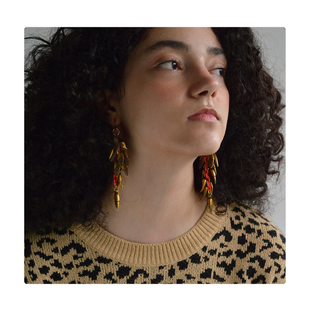 Zarcillos colgantes, cómodos, livianos y versátiles. Diseño conceptual latinoamericano para mujer.