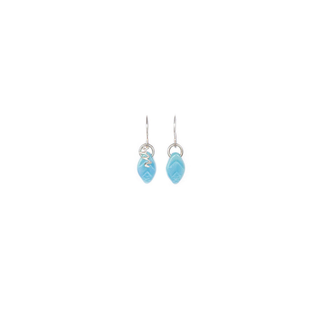 Zarcillos de hoja micro. Colgantes, cómodos, livianos y versátiles. Diseño conceptual latinoamericano para mujer. Color azul celeste.