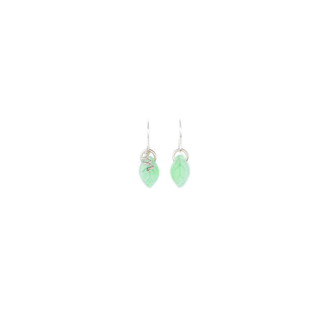 Zarcillos de hoja micro. Colgantes, cómodos, livianos y versátiles. Diseño conceptual latinoamericano para mujer. Color blanco verdoso.