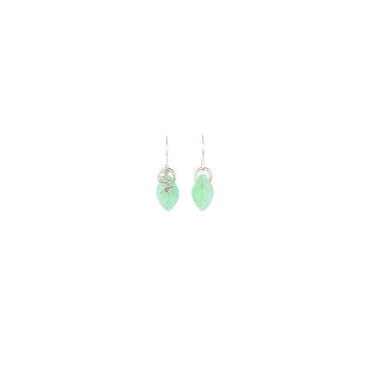 Zarcillos de hoja micro. Colgantes, cómodos, livianos y versátiles. Diseño conceptual latinoamericano para mujer. Color blanco verdoso.