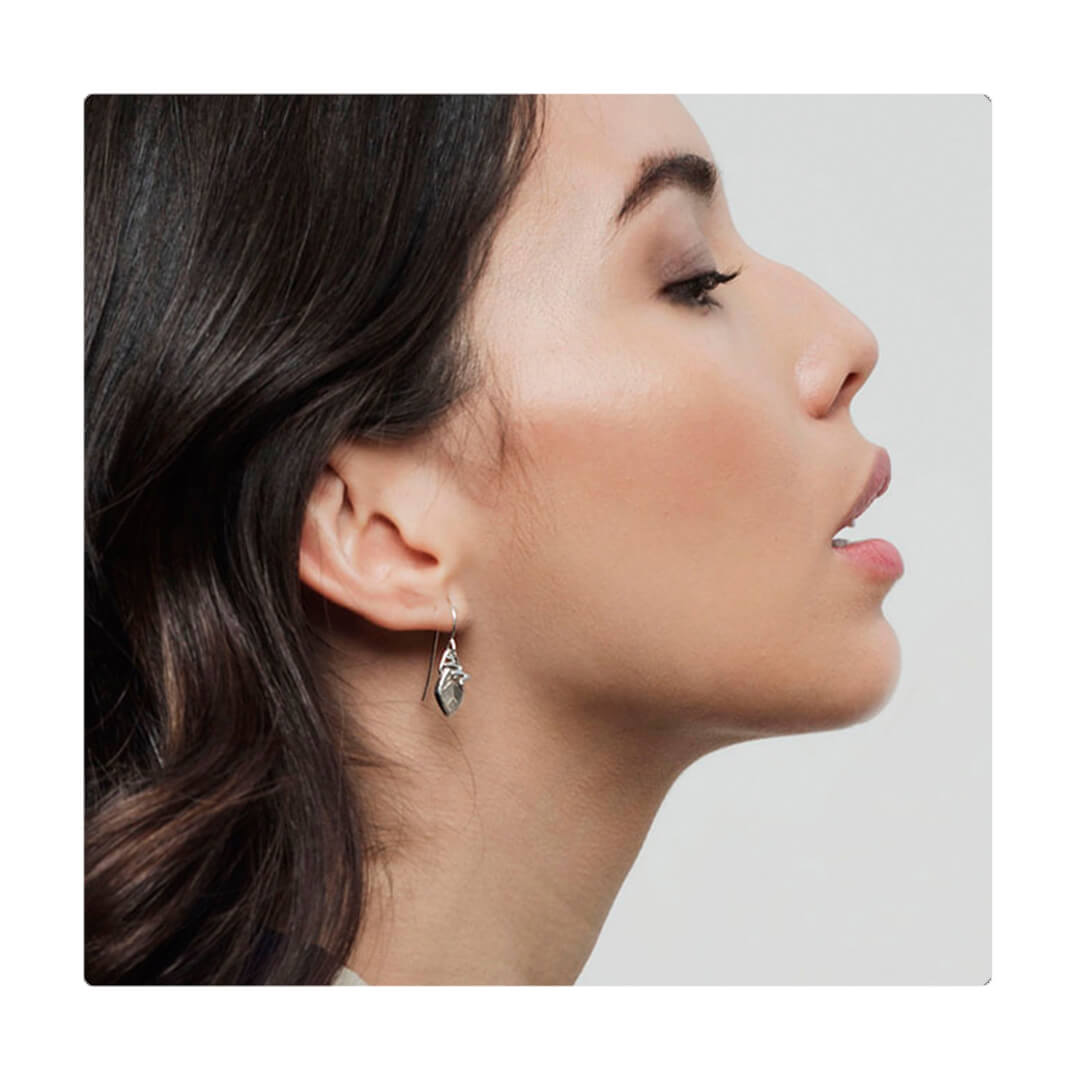 Zarcillos de plata con hoja micro. Colgantes, cómodos, livianos y versátiles. Diseño conceptual latinoamericano para mujer.