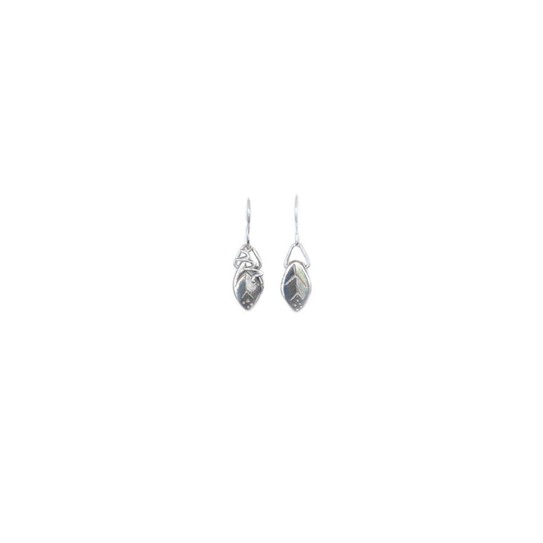 Zarcillos de plata con hoja micro. Colgantes, cómodos, livianos y versátiles. Diseño conceptual latinoamericano para mujer.