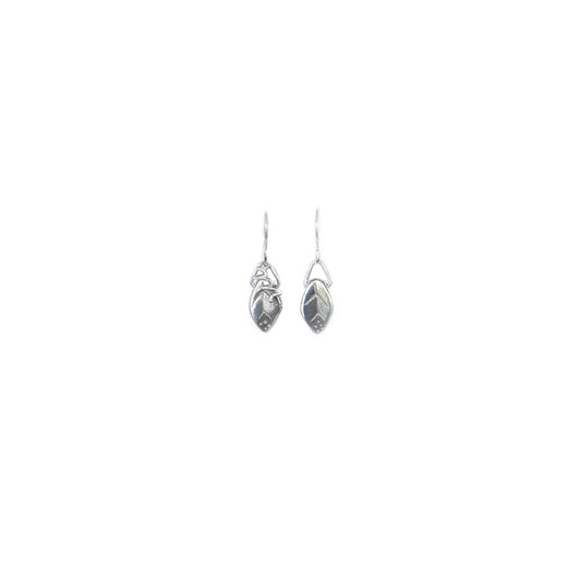 Zarcillos de plata con hoja micro. Colgantes, cómodos, livianos y versátiles. Diseño conceptual latinoamericano para mujer.