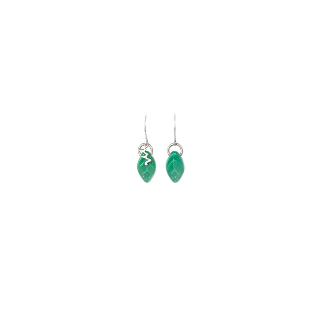 Zarcillos de hoja micro. Colgantes, cómodos, livianos y versátiles. Diseño conceptual latinoamericano para mujer. Color verde.
