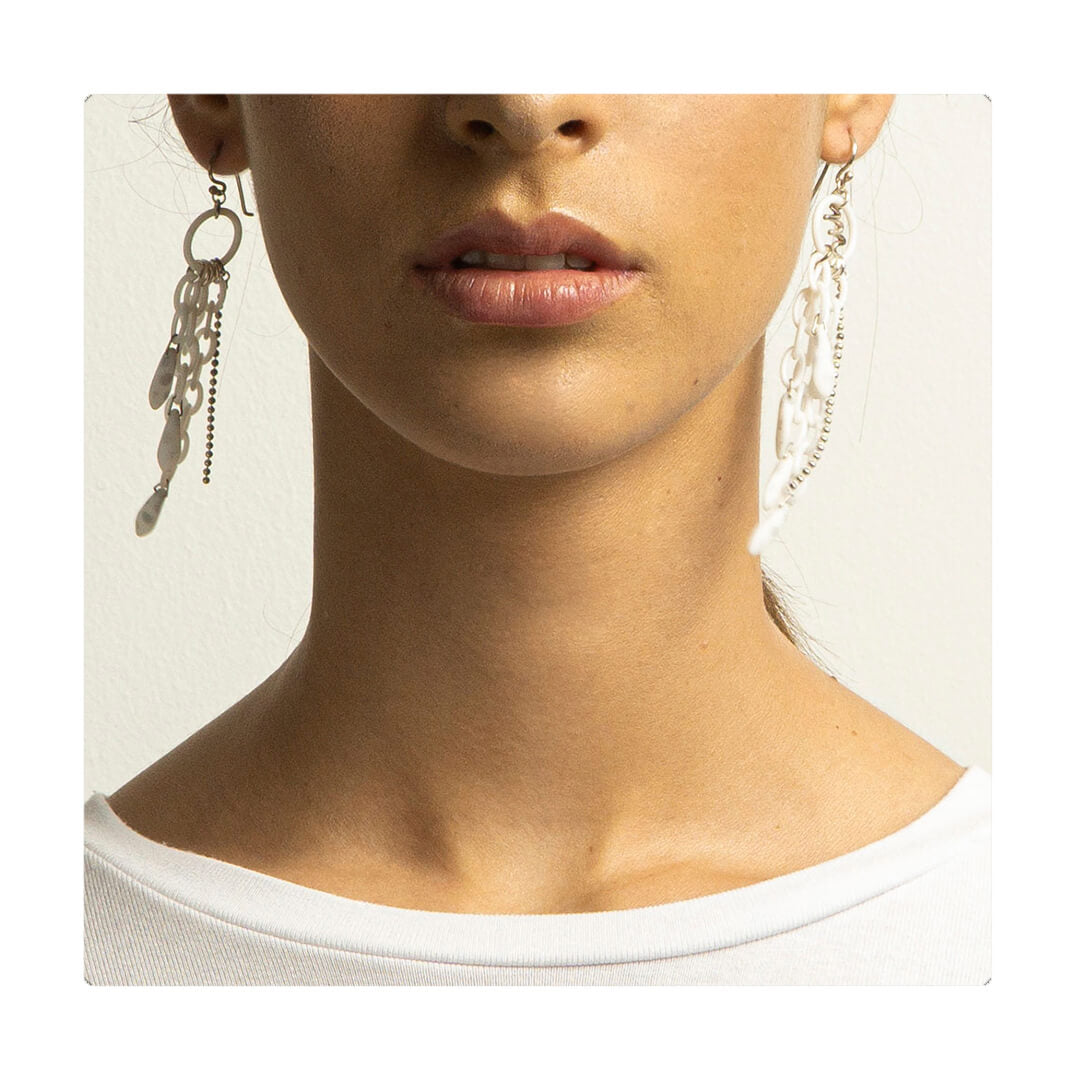 Zarcillos colgantes, cómodos, livianos y versátiles. Diseño conceptual latinoamericano para mujer.