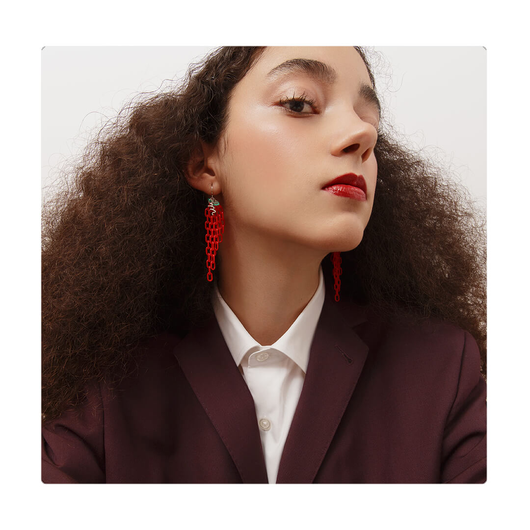 Zarcillos rojos colgantes, cómodos, livianos y versátiles. Diseño conceptual latinoamericano para mujer.