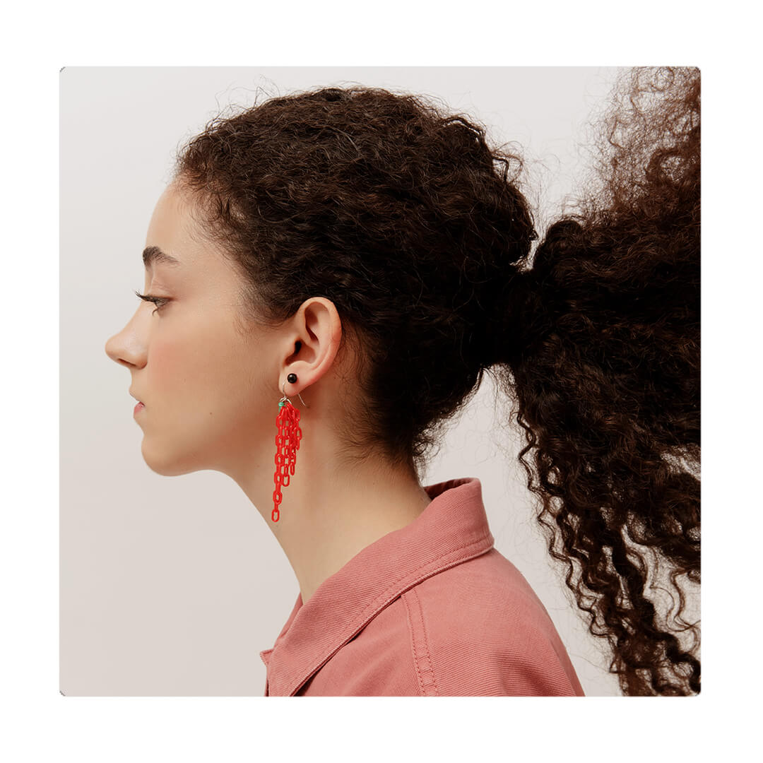 Zarcillos rojos colgantes, cómodos, livianos y versátiles. Diseño conceptual latinoamericano para mujer.