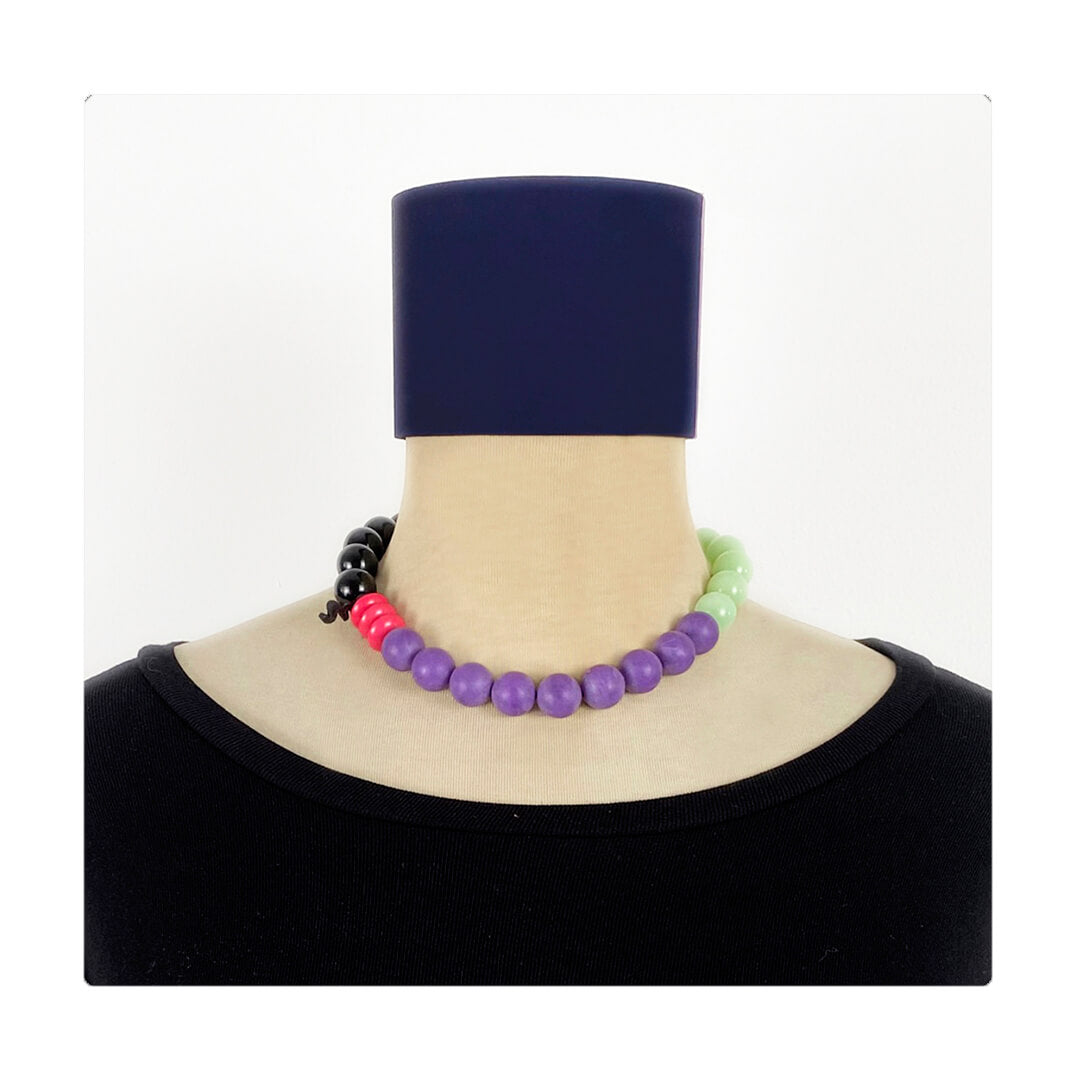 Choker elástico de cuentas multicolor, liviano, cómodo, versátil y atemporal. Diseño conceptual latinoamericano unisex. 