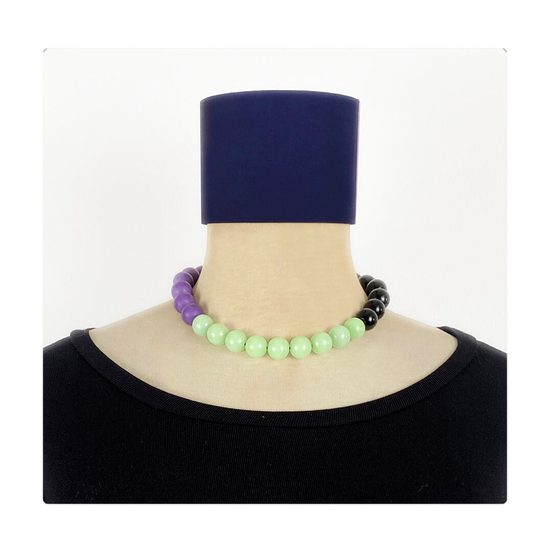 Choker elástico de cuentas multicolor, liviano, cómodo, versátil y atemporal. Diseño conceptual latinoamericano unisex. 