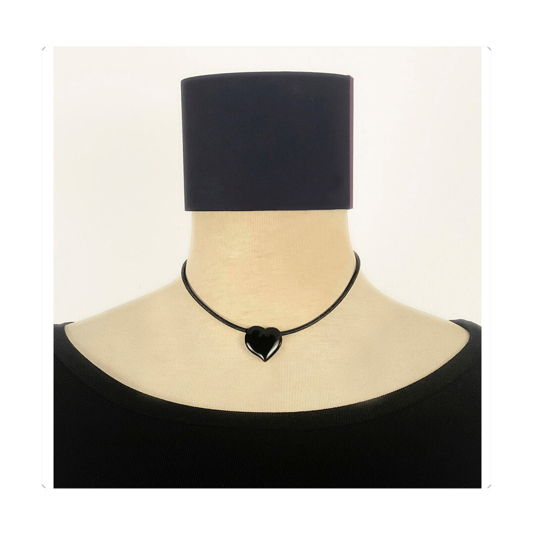 Collar elástico ajustable, liviano, cómodo y versátil. Diseño conceptual latinoamericano. Escala ultra. Unisex.