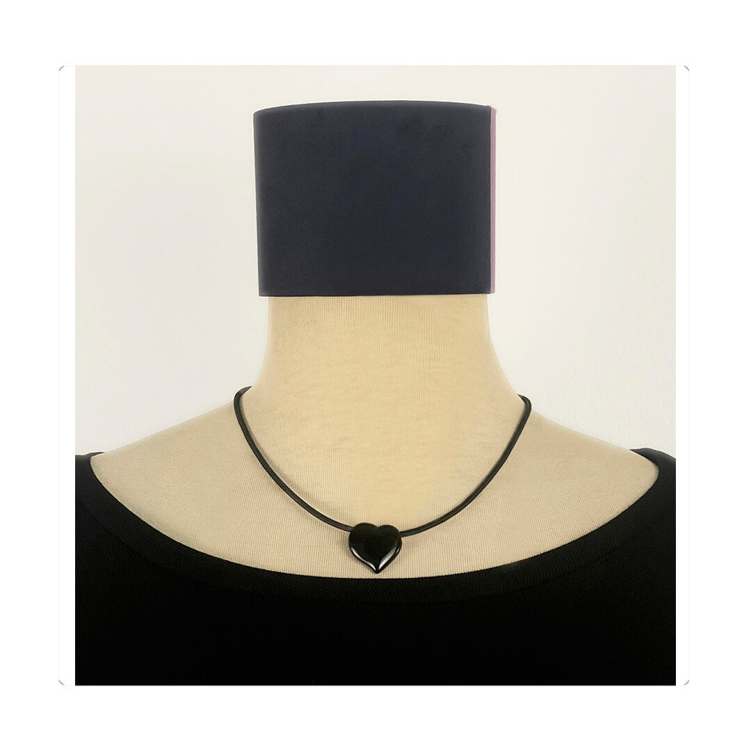 Collar elástico ajustable, liviano, cómodo y versátil. Diseño conceptual latinoamericano. Escala ultra. Unisex.