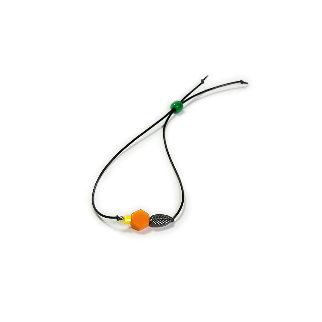 Pulsera multicolor elástica, ajustable, liviana, cómoda, versátil y atemporal. Diseño conceptual latinoamericano. Escala micro.