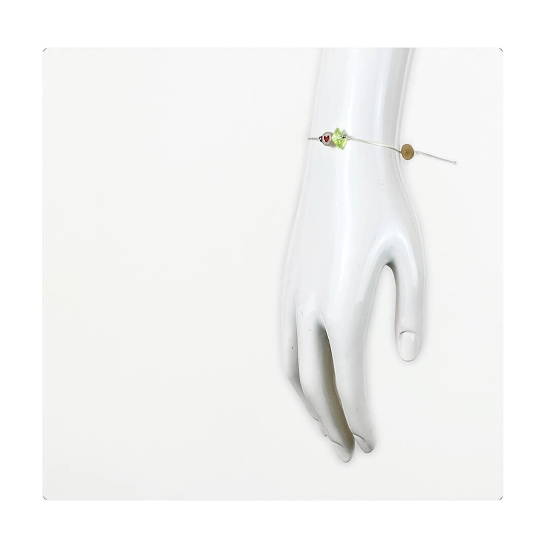 Pulsera multicolor elástica, ajustable, liviana, cómoda, versátil y atemporal. Diseño conceptual latinoamericano. Escala micro.