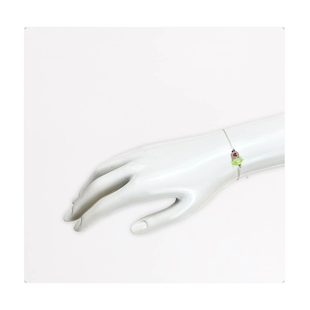 Pulsera multicolor elástica, ajustable, liviana, cómoda, versátil y atemporal. Diseño conceptual latinoamericano. Escala micro.