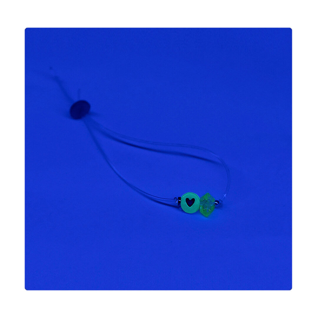 Pulsera multicolor elástica, ajustable, liviana, cómoda, versátil y atemporal. Diseño conceptual latinoamericano. Escala micro.