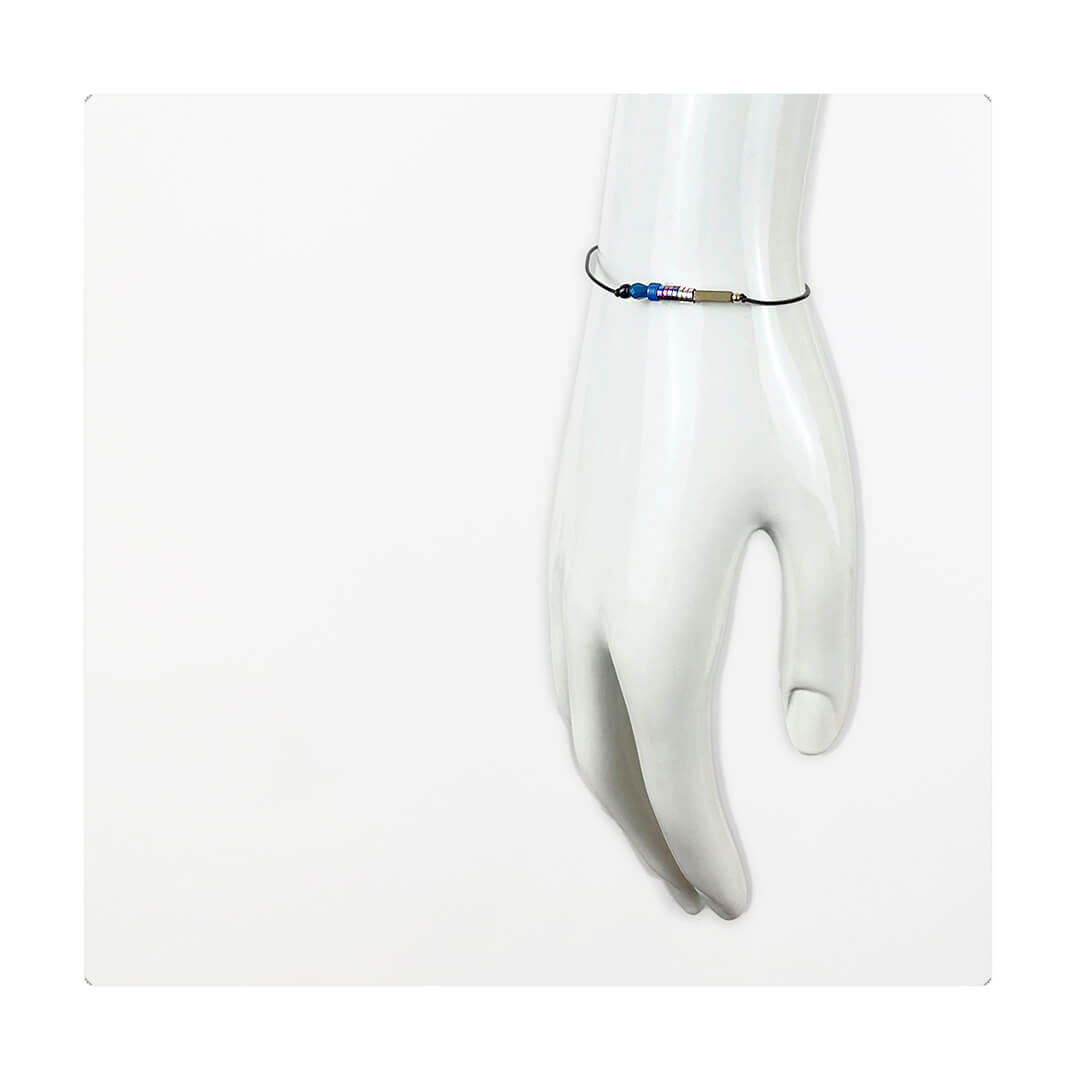 Pulsera multicolor elástica, ajustable, liviana, cómoda, versátil y atemporal. Diseño conceptual latinoamericano. Escala micro.